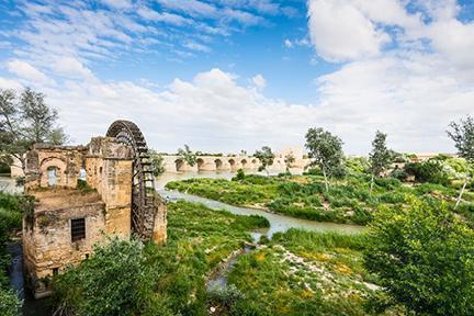 Antiguo molino  de agua en la Albolafia con el Puente Romano de Córdoba al fondo