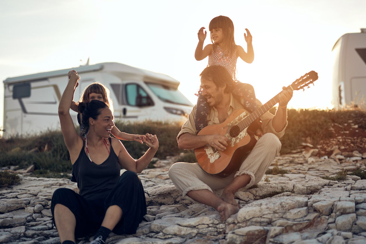 Familia viajando en autocaravana
