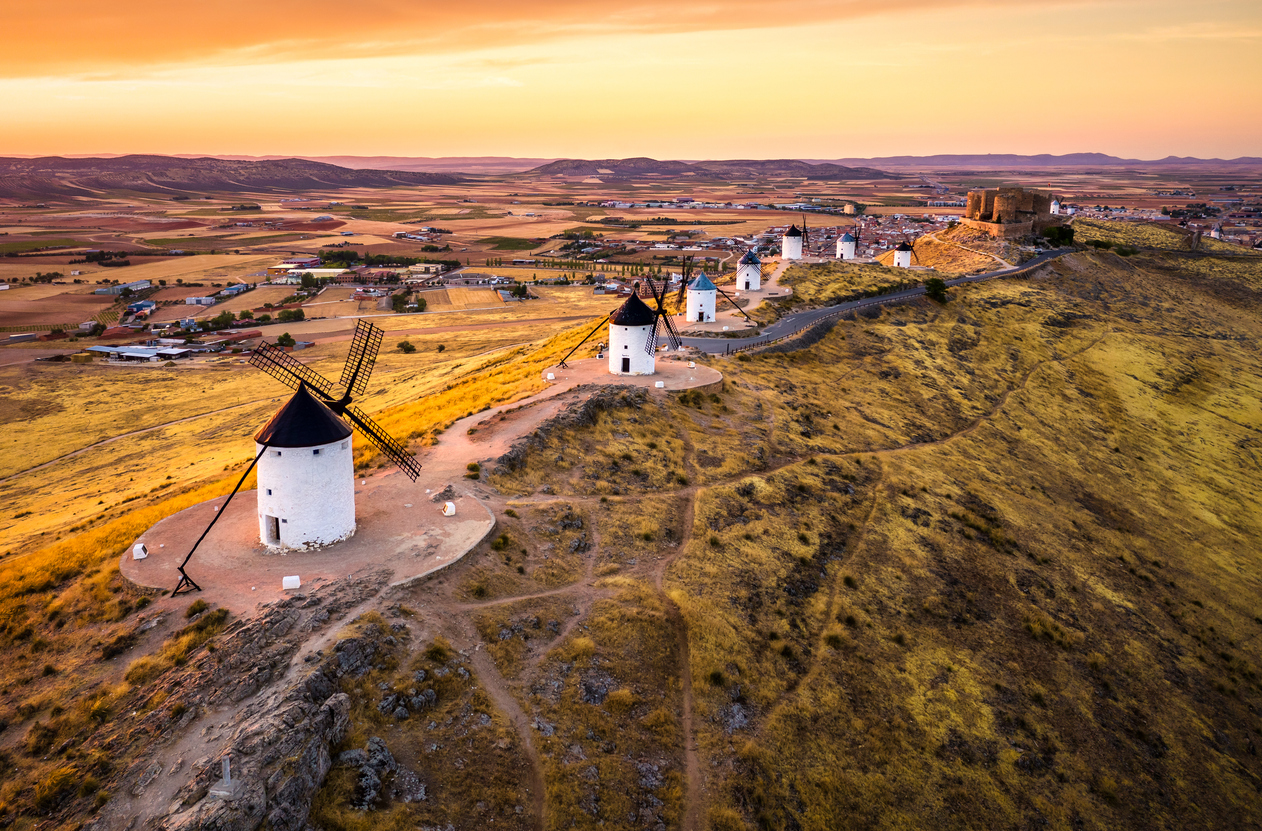 Molinos de viento en Consuegra (© istockphoto)