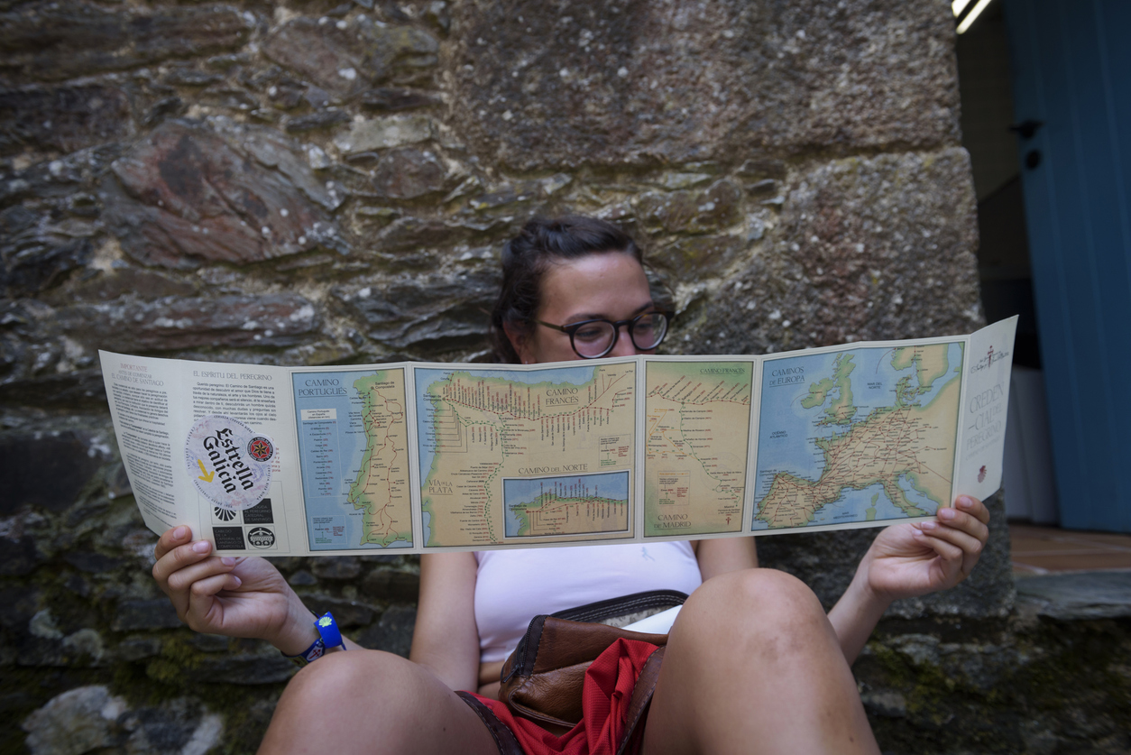 Peregrino mirando el plano del Camino (© Istockphoto)