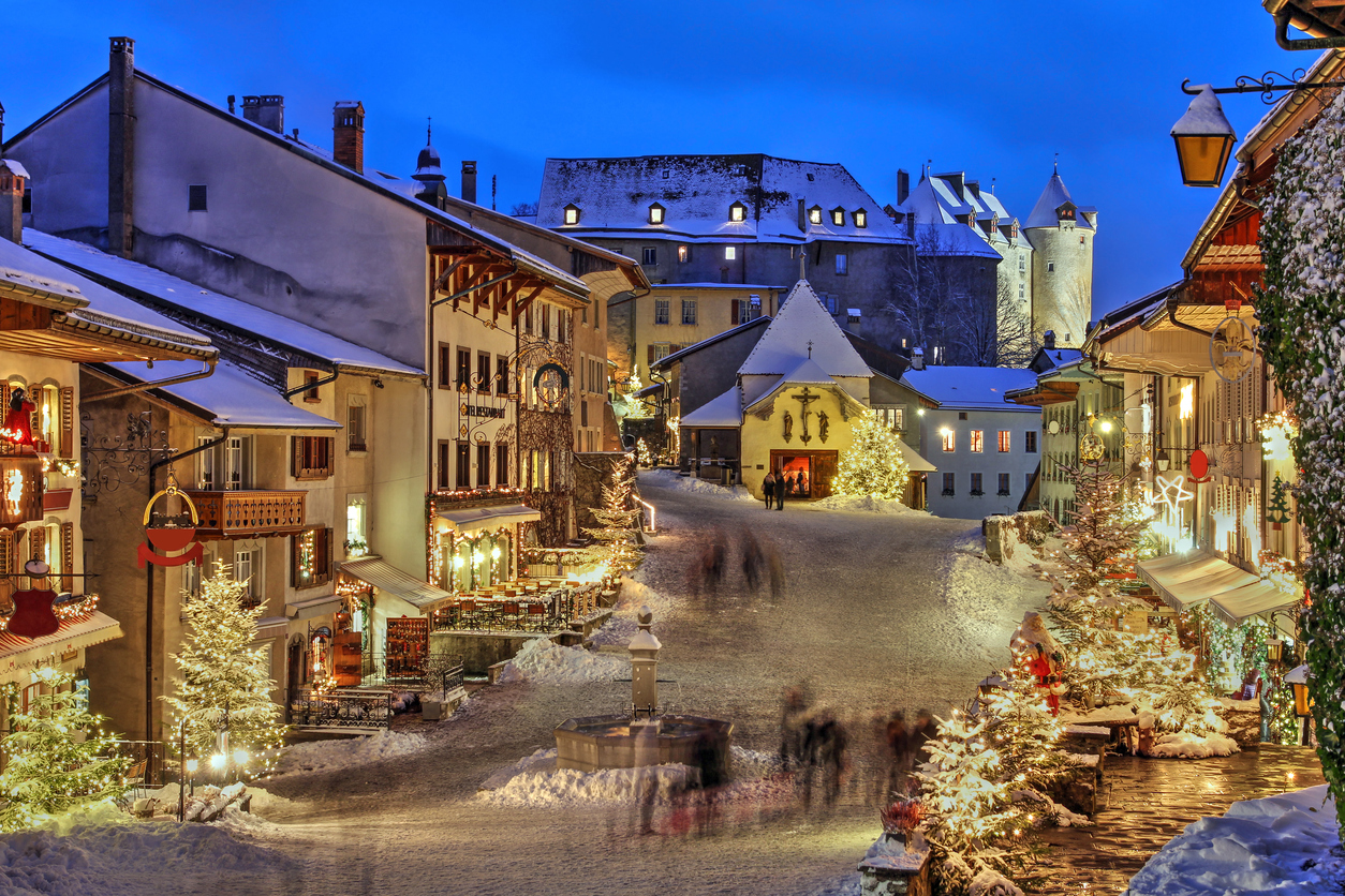 Gruyères nevado durante la Navidad, Suiza (© iStockphoto)