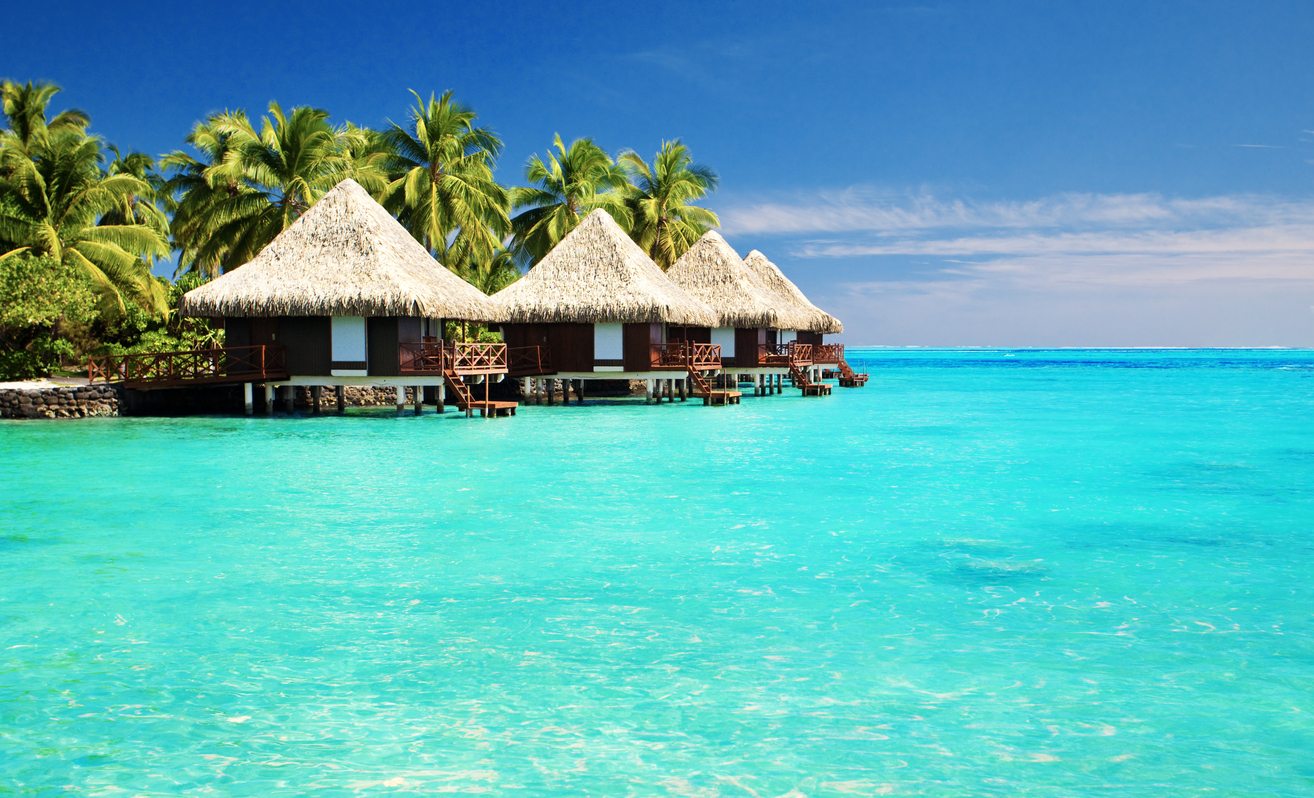 Aguas turquesas y bungalows en Bora Bora